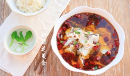 水煮鱼的做法视频,麻辣鲜香，口感层次丰富，家庭必备经典川菜